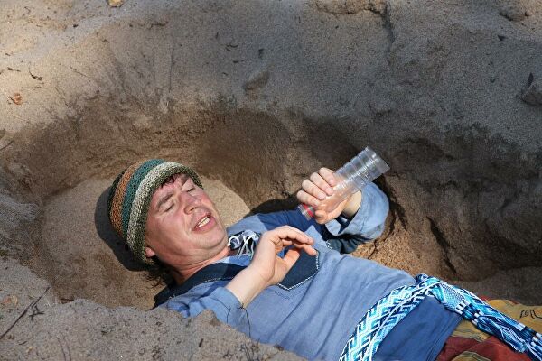 "Ройте себе могилы": зачем люди заживо закапываются в землю