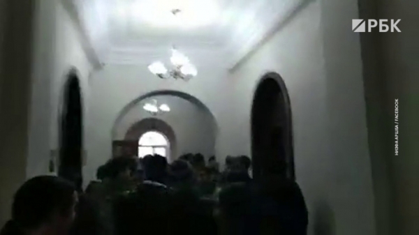 Протестующие захватили администрацию президента Абхазии Протестующие захватили администрацию президента Абхазии