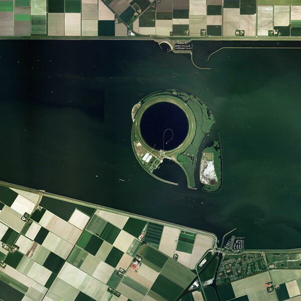 Лучшие друзья спутника. Кто создает таинственные фигуры на земле