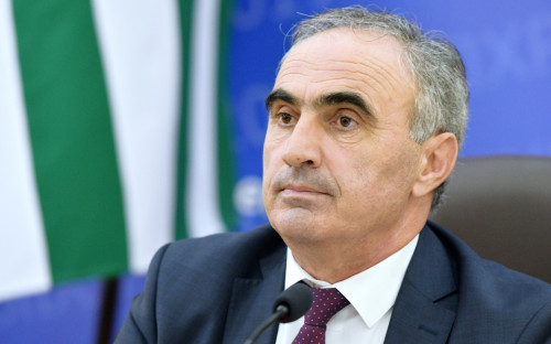 Лидер оппозиции лично потребовал от Хаджимбы уйти в отставку Лидер оппозиции лично потребовал от Хаджимбы уйти в отставку