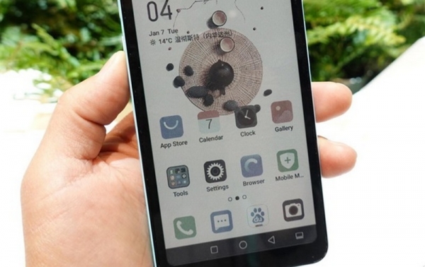 Создан первый смартфон с цветными &laquo;чернильным&raquo; дисплеем