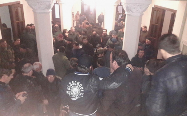 Протестующие захватили администрацию президента Абхазии Протестующие захватили администрацию президента Абхазии