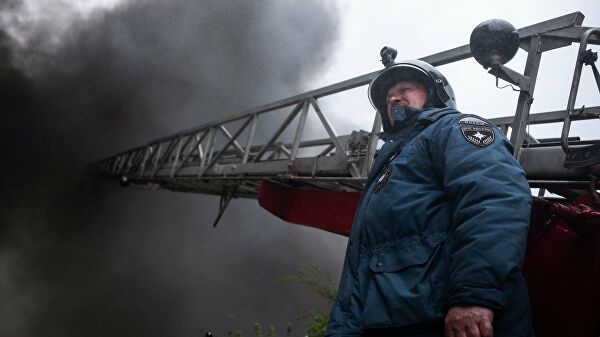 В Астрахани локализовали пожар в трехэтажном жилом доме