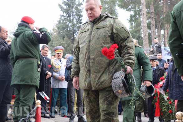 Сражались бок о бок: на православном кладбище в Душанбе собрались военные России и Таджикистана (ФОТО) Сражались бок о бок: на православном кладбище в Душанбе собрались военные России и Таджикистана (ФОТО)