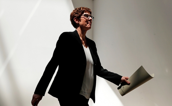 Преемница Меркель отказалась баллотироваться в канцлеры