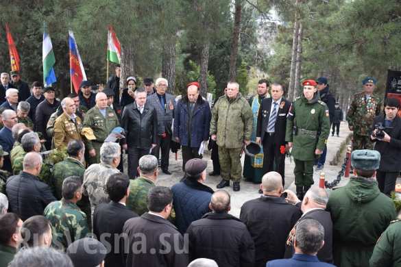 Сражались бок о бок: на православном кладбище в Душанбе собрались военные России и Таджикистана (ФОТО) Сражались бок о бок: на православном кладбище в Душанбе собрались военные России и Таджикистана (ФОТО)