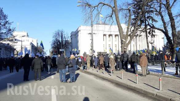 «Слугам народа» принесли золотой унитаз: протесты у Рады и Офиса Зеленского (ФОТО, ВИДЕО)
