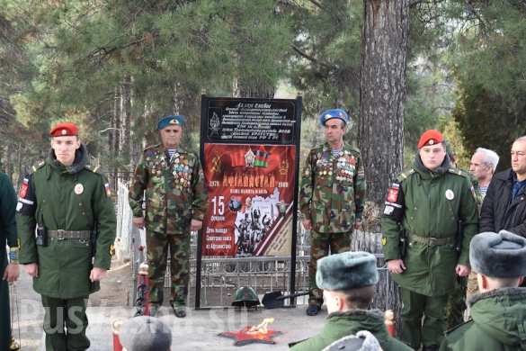 Сражались бок о бок: на православном кладбище в Душанбе собрались военные России и Таджикистана (ФОТО) Сражались бок о бок: на православном кладбище в Душанбе собрались военные России и Таджикистана (ФОТО)