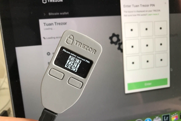 Kraken Security Labs обнаружила уязвимость в аппаратном кошельке Trezor