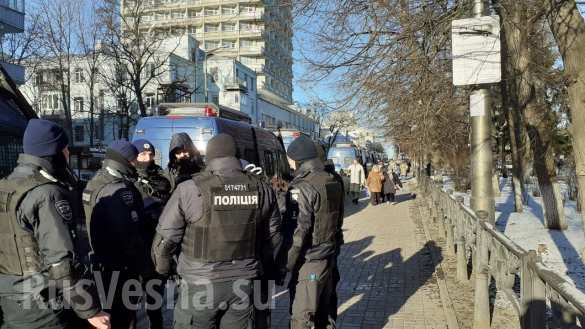 «Слугам народа» принесли золотой унитаз: протесты у Рады и Офиса Зеленского (ФОТО, ВИДЕО)