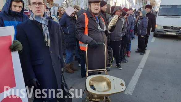 «Слугам народа» принесли золотой унитаз: протесты у Рады и Офиса Зеленского (ФОТО, ВИДЕО)