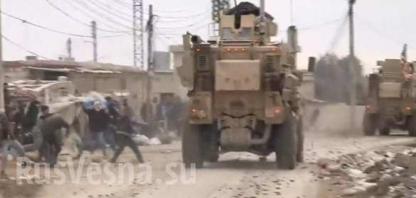 Сирийцы взбунтовались, не пропуская конвой США, американцы застрелили местного жителя (ФОТО, ВИДЕО) Сирийцы взбунтовались, не пропуская конвой США, американцы застрелили местного жителя (ФОТО, ВИДЕО)