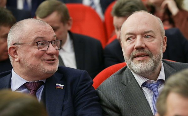 В Конституцию предложили внести право переноса органов власти из Москвы В Конституцию предложили внести право переноса органов власти из Москвы