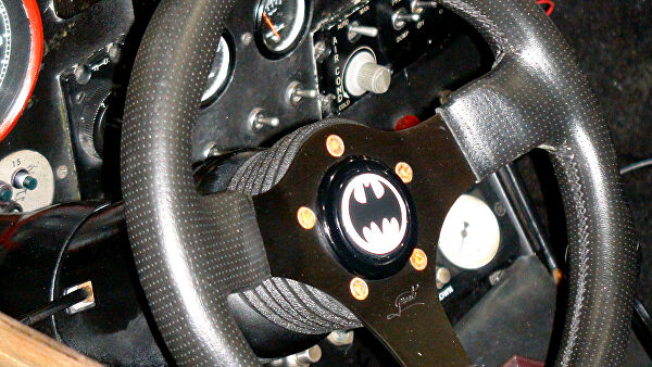 Хозяин "бэтмобиля" из Москвы продаст его американскому фанату комиксов Хозяин "бэтмобиля" из Москвы продаст его американскому фанату комиксов