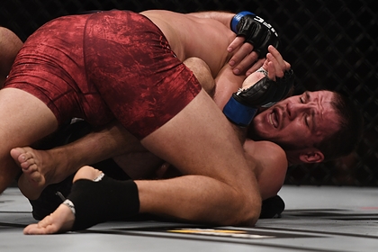 Боец UFC показал фото с флагами России и Украины после победы на турнире Боец UFC показал фото с флагами России и Украины после победы на турнире