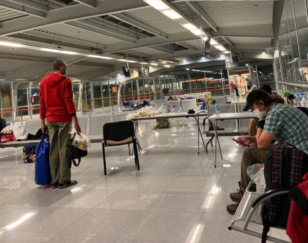 «Ваша страна вас бросила»: Украинцы застряли в Польше по дороге из Латинской Америки (ФОТО, ВИДЕО)