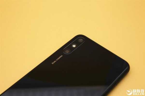 Huawei Enjoy 10e впервые показали на фото