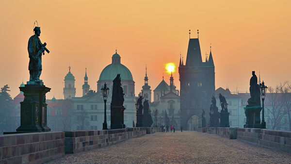 В Праге вандалы разрисовали опору Карлова моста