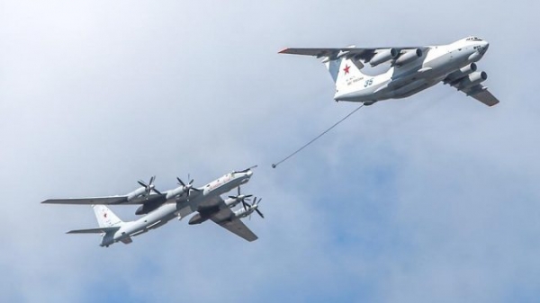 Дозаправка в воздухе на скорости 600 км/час &mdash; минобороны РФ выложило видео с &laquo;Белыми лебедями&raquo;