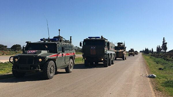 Военные из РФ и Турции совместно проверили посты вдоль трассы в Сирии Военные из РФ и Турции совместно проверили посты вдоль трассы в Сирии