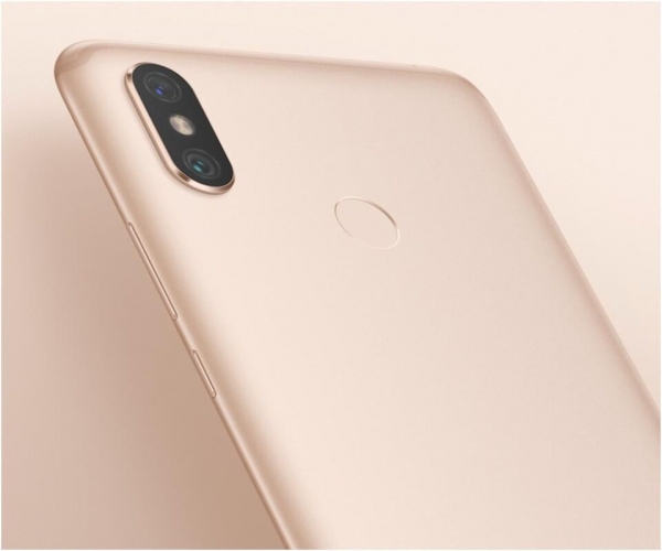 Названы плюсы и минусы смартфонов из разных материалов