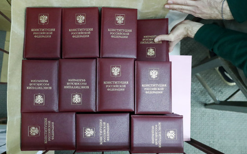 Путин попросил депутатов Думы «не перегружать» Конституцию Путин попросил депутатов Думы «не перегружать» Конституцию