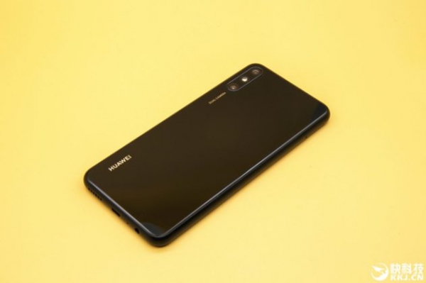 Huawei Enjoy 10e впервые показали на фото