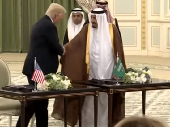 СМИ: Трамп поддержал план саудитов вытеснить РФ с нефтяного рынка СМИ: Трамп поддержал план саудитов вытеснить РФ с нефтяного рынка