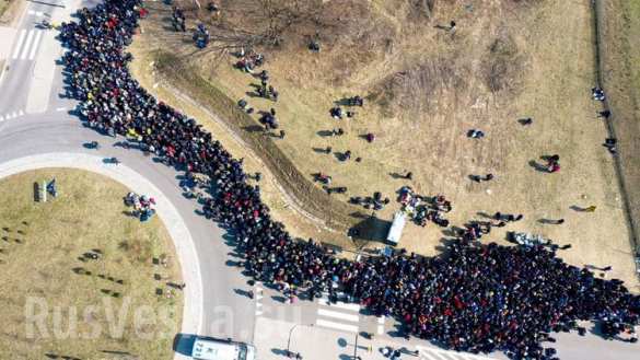 Подтянуть войска и отправить в лагеря: украинцы боятся возвращения домой тысяч заробитчан из Польши (ФОТО, ВИДЕО)