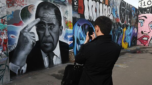 Слуцкий поздравил Лаврова с юбилеем