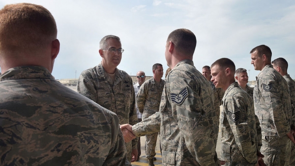 Военным США рекомендовали не жать друг другу руки и не обниматься Военным США рекомендовали не жать друг другу руки и не обниматься