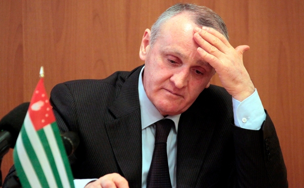 Глава Абхазии назначил премьером бывшего президента республики