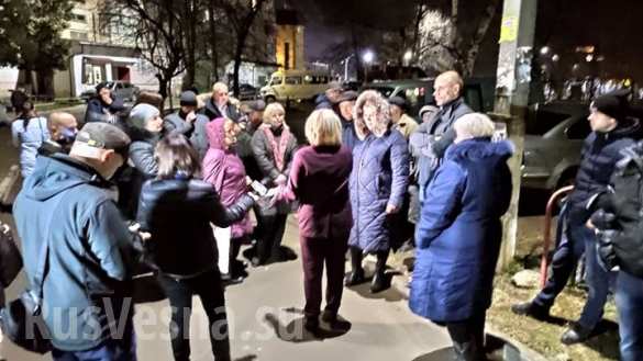 Хроники одичания: На Украине соседи требуют выселения жены заражённого коронавирусом (ФОТО, ВИДЕО)