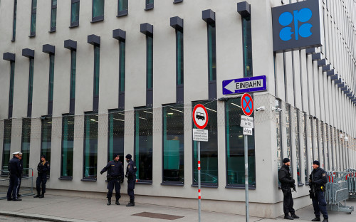 Трамп пообещал обсуждать цены на нефть с Россией и Саудовской Аравией