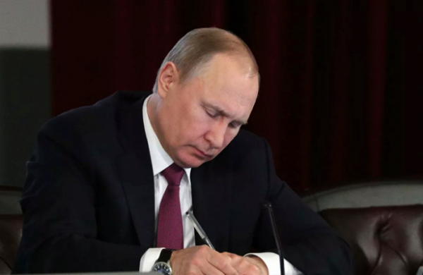 Путин продлил действие истекающих паспортов и&nbsp;водительских прав