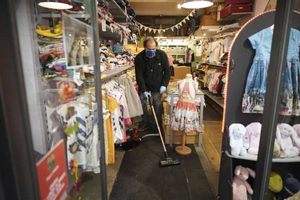 Эксперимент и серьёзные угрозы: почему в ряде стран Европы решили смягчить карантин? (ВИДЕО)