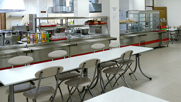 Детям в школах на юго-западе Москвы выдали консервы с червями