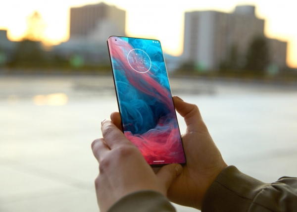 Motorola представила флагман Edge+ с изогнутым экраном