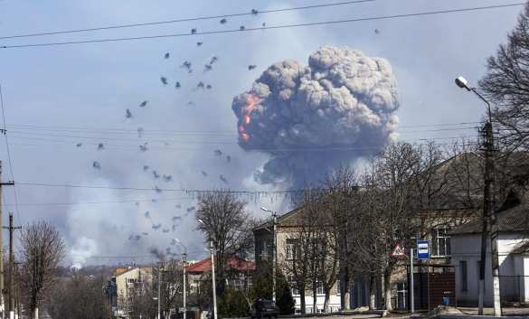 Страшный пожар на крупнейшем складе ВСУ в Балаклее и «российский авиаудар» (ВИДЕО)