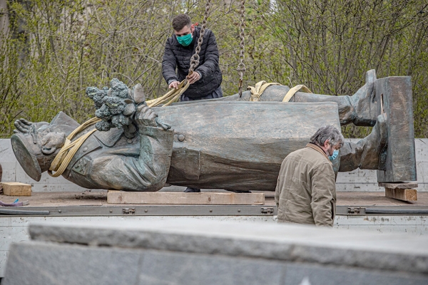 Шойгу просит СК привлечь к ответу сносивших памятники советским воинам