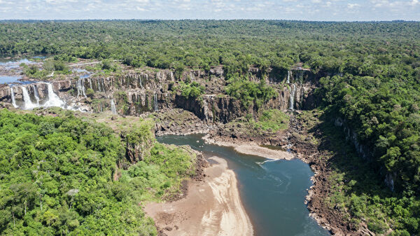 Знаменитые водопады Игуасу почти остались без воды впервые за 14 лет