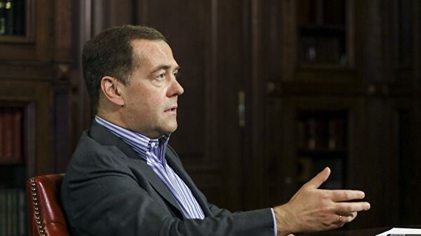 Медведев призвал членов ЕР направить месячную зарплату на помощь врачам Медведев призвал членов ЕР направить месячную зарплату на помощь врачам