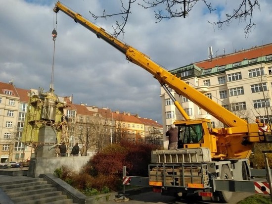 &laquo;У него не было маски&raquo;: староста района объяснил снос памятника Коневу