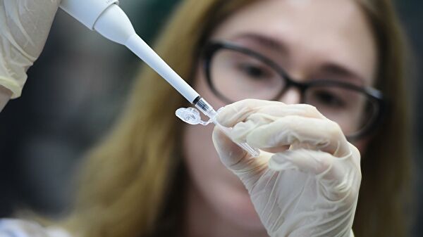 Ученый назвал сроки создания "безопасной" вакцины от коронавируса