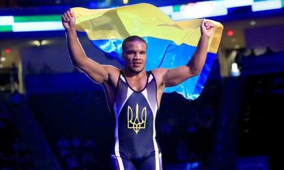 Не буду говорить на мове, чтобы кому-то понравиться, — украинский чемпион и соратник Зеленского