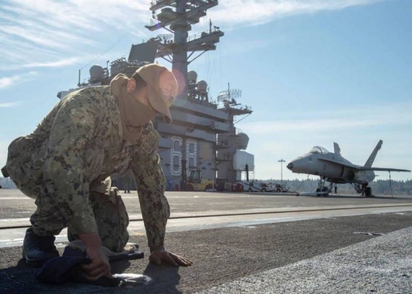 Опубликованы фото с происходящим на авианосцах ВМС США