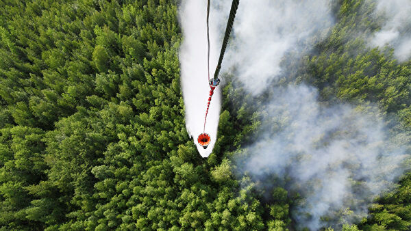 Еще один вертолет привлекли к тушению пожаров под Туапсе