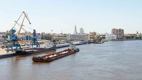 В Астрахани сухогруз застрял под мостом