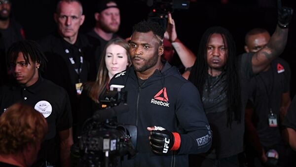 Обладатель сильнейшего удара в UFC оформил чудовищный нокаут за 19 секунд