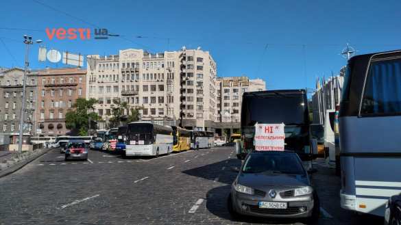 «Нашу работу отдали нелегалам!»: бунт автоперевозчиков в Киеве (ФОТО, ВИДЕО)